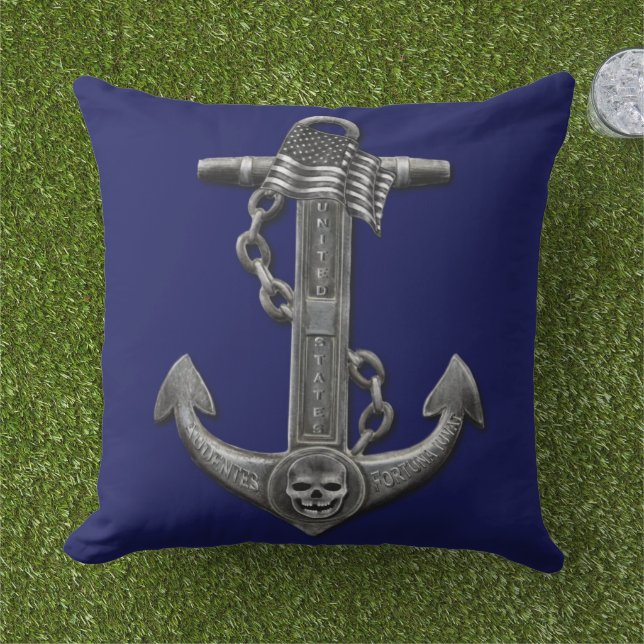 Nautical distressed US anchor skull flag  Cushion (Grass)