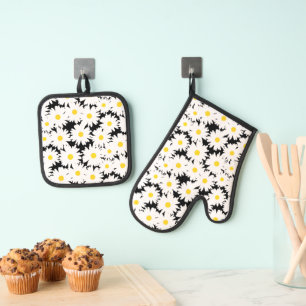 Negative Space Daisies white yellow on black Oven Mitt & Pot Holder Set