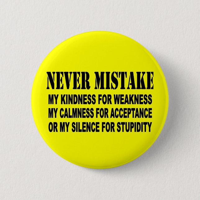 NEVER MISTAKE 6 CM ROUND BADGE (Front)