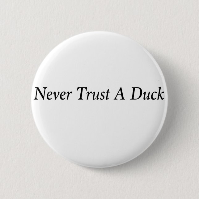 Never trust a duck!! 6 cm round badge (Front)