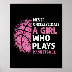 Never Underestimate A Girl Who Plays Bysketbyll Gi Poster