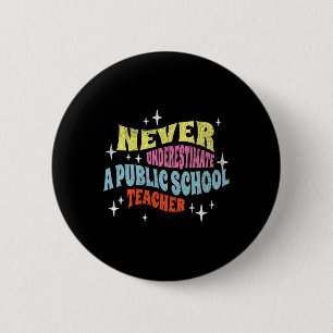 Never Underestimate A Public School Teacher Motiva 6 Cm Round Badge