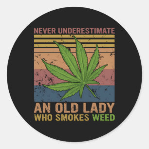 Never Underestimate An Old Lady Who Smokes Weed Classic Round Sticker