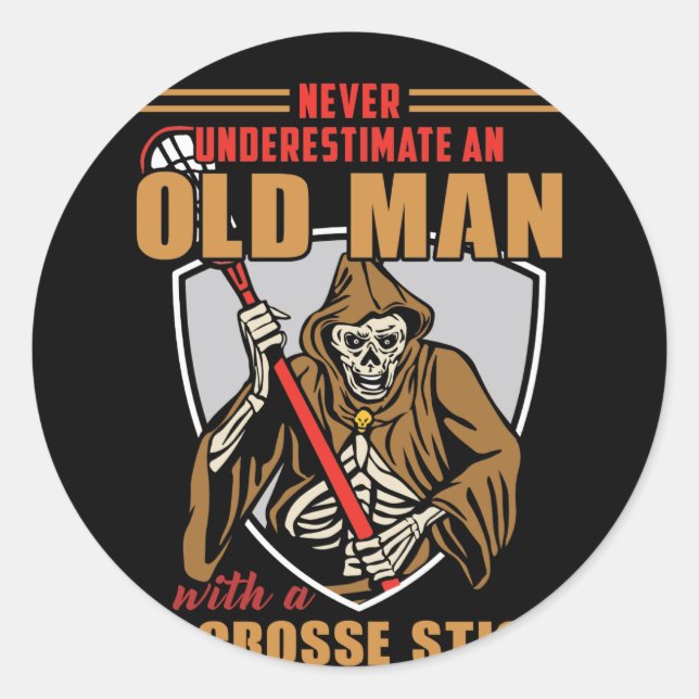 NEVER UNDERESTIMATE AN OLD MAN A LACROSSE STICK CLASSIC ROUND STICKER (Front)