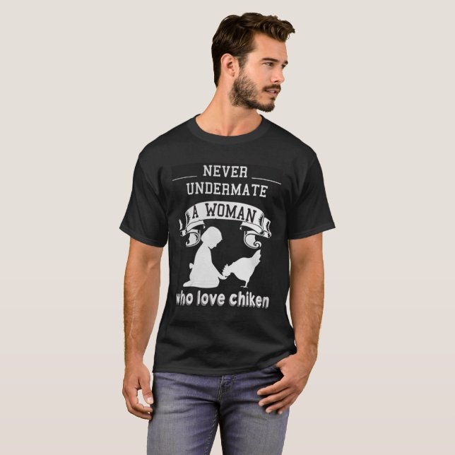 never undermate a woman who love chiken T-Shirt (Front Full)
