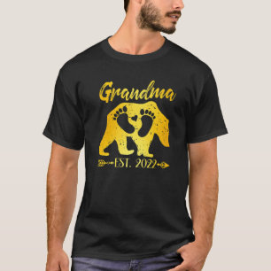 New Grandma Bear Est 2022 Baby Shower Announcement T-Shirt