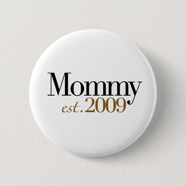New Mummy Est 2009 6 Cm Round Badge (Front)