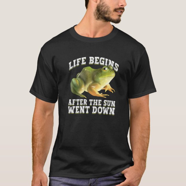 Night Gigging And Frog Catching   T-Shirt (Front)