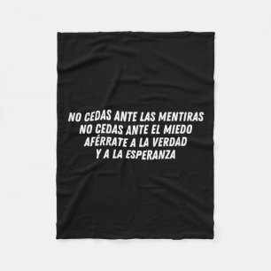 No Cedas Ante Las Mentiras (white)  Fleece Blanket