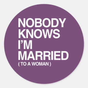 NOBODY KNOWS I'M MARRIED TO A WOMAN - WHITE -.png Classic Round Sticker