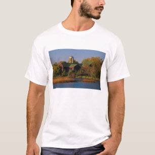 North America, USA, Wisconsin. Red Barn in T-Shirt