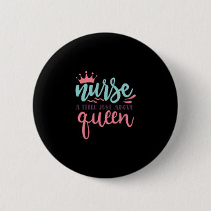 Nurse Gift   Nurse A Title Just Above Queen 6 Cm Round Badge