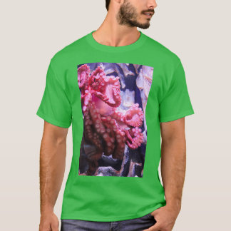 Octopus Holding a Jar at Tennessee Aquarium T-Shirt