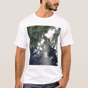 Oil spreads northeast T-Shirt