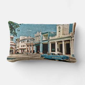 Oldtimer  in einer Stadt auf Kuba Lumbar Cushion