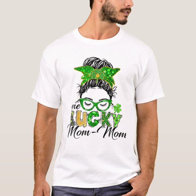 One Lucky Mum Mum St Patricks Day Messy Bun Mum Ir T-Shirt (Front)