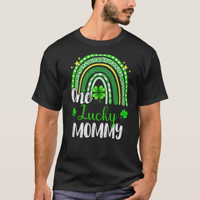 One Lucky Mummy Leopard Print Rainbow St Patricku2 T-Shirt (Front)