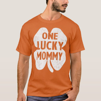 One Lucky Mummy s Irish St Patrick's Day Mummy Sha T-Shirt