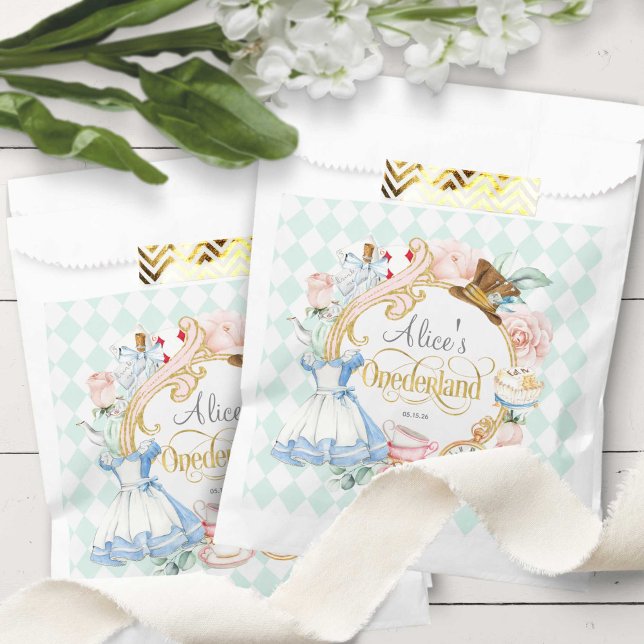 Onederland, Mad hatter teaparty, birthday snacks Favour Bags (Alice onederland themed, girl 1st birthday,snacks favor bags.)