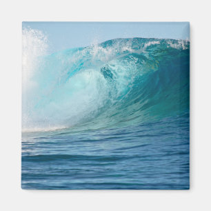 Pacific ocean big wave breaking magnet