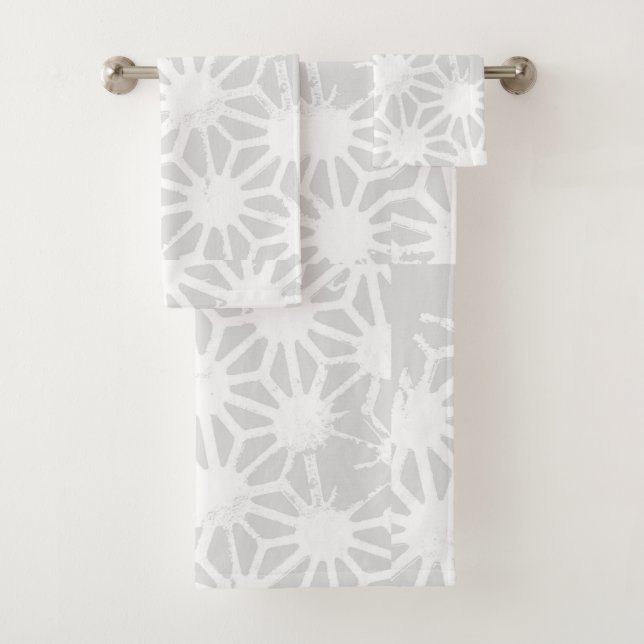 Pale gray geometric pattern bath towel set (Insitu)