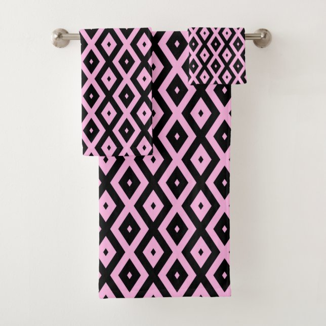 Pale pink and black diamond pattern bath towel set (Insitu)