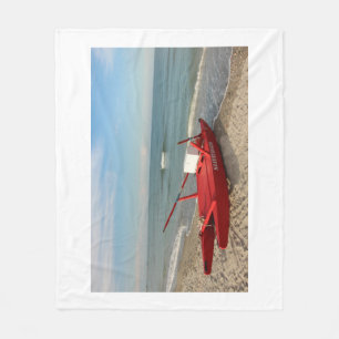 Pattino rosso sulla spiaggia - fotografia di mare fleece blanket