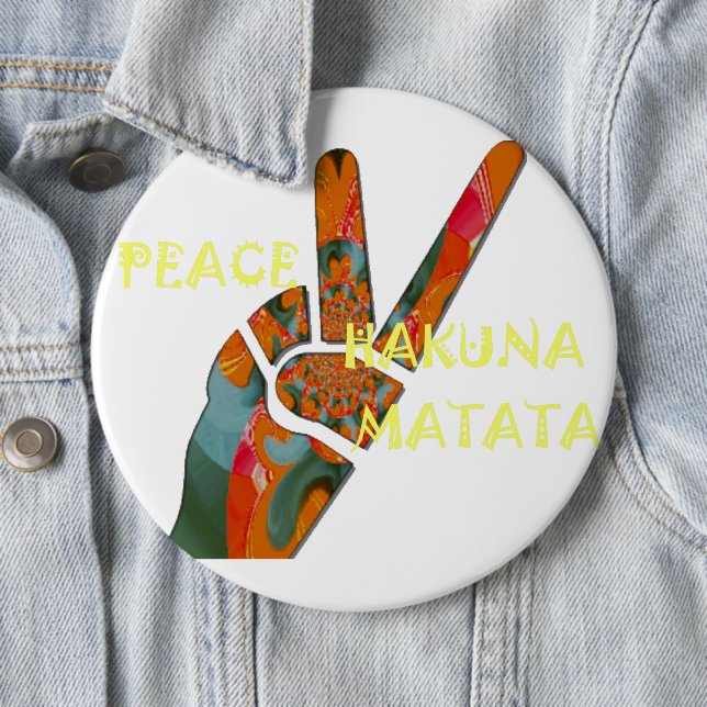 Peace Out: Hakuna Matata Vibes Sign 6 Cm Round Badge (In Situ)