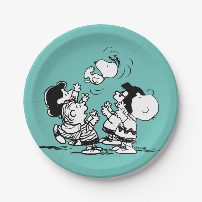 Peanuts Gang Lifting Snoopy Paper Plate (Front)