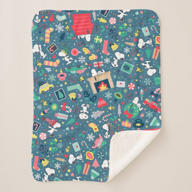 Peanuts | Snoopy Holiday Pattern Sherpa Blanket (Front)