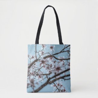 PHOTO OF WHITE PETALED FLOWERS TOTE BAG