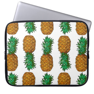 Pineapple with leaves. Seamless pattern with tropi Laptop Sleeve
