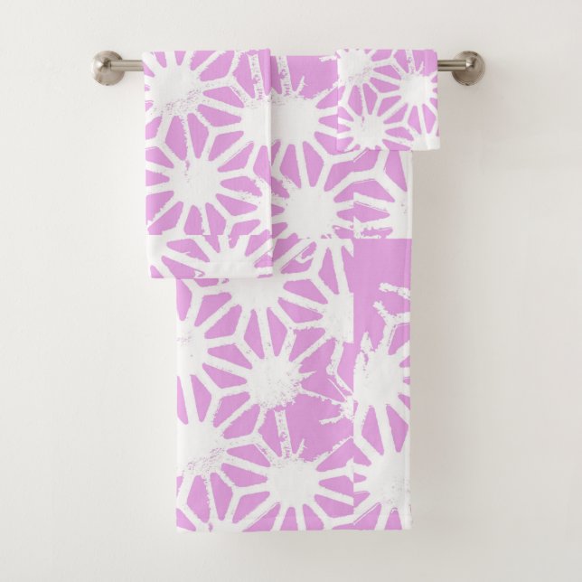 Pink geometric pattern bath towel set (Insitu)