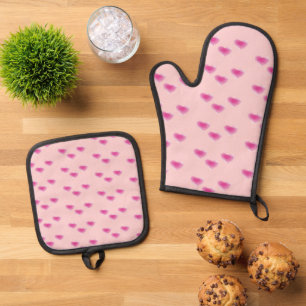 Pink scratched hearts pattern oven mitt & pot holder set