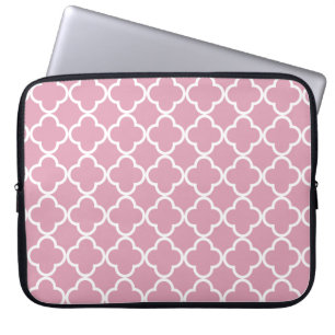 Pink white quatrefoil laptop sleeve