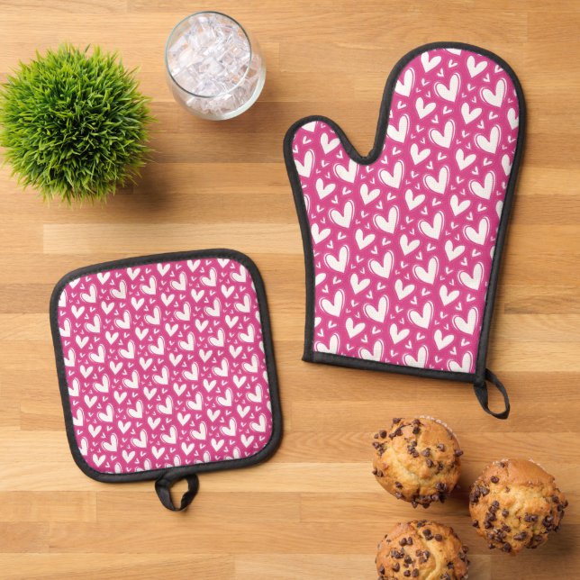 Pink with white hearts oven mitt & pot holder set (Top Down)