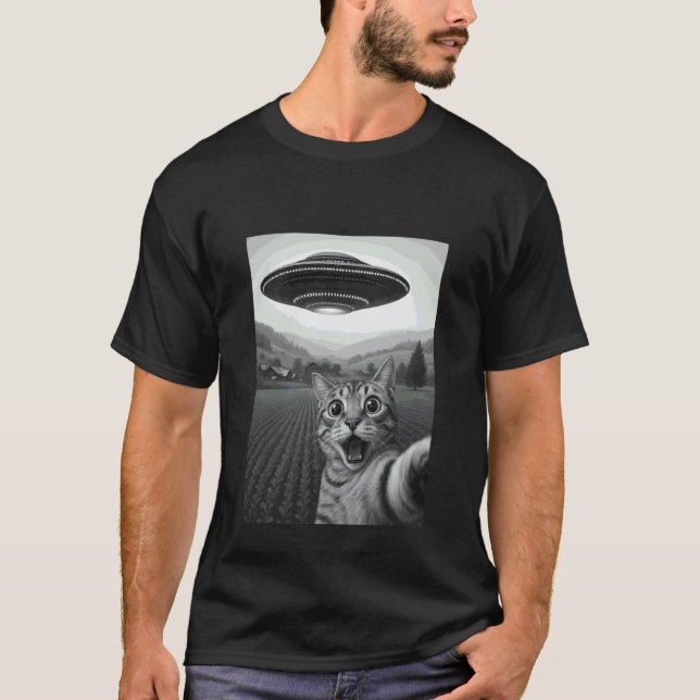 Pixiebob Cat Selfie Funny Alien Abduction Meme Art T-Shirt (Front)