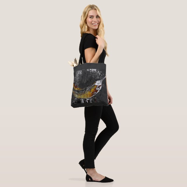 plantain plain tote bag (On Model)