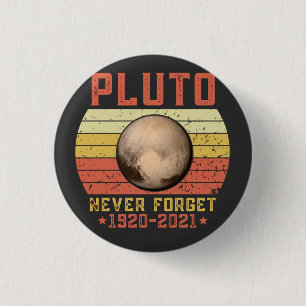 pluto NEVER FORGET 3 Cm Round Badge
