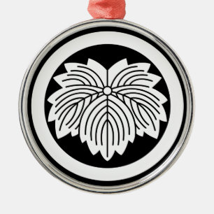 Pointed-leaf ivy in circle metal tree decoration