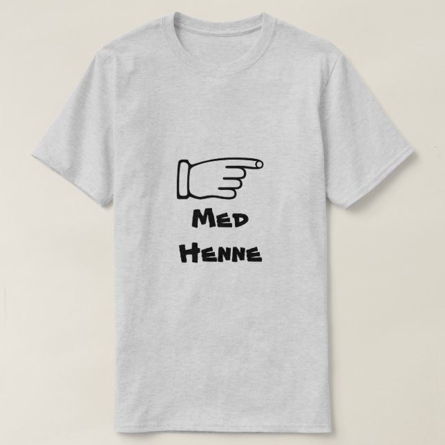 Pointing finger with text Med Henne T-Shirt (Design Front)