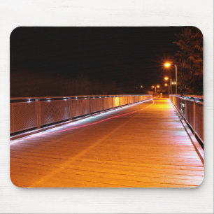 Ponte illuminato di notte - fotografia urbana mouse pad