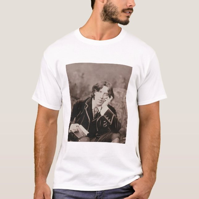 Portrait of Oscar Wilde (1854-1900), 1882 (b/w pho T-Shirt (Front)