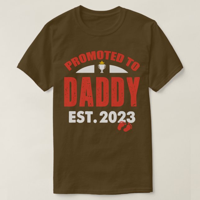 Promoted to Daddy 2023 Funny Dad 2023 Pregnancy An T-Shirt (Design Front)
