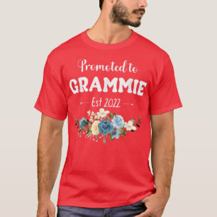 Promoted to Grammie Est 2022 Women Flower Decorati T-Shirt