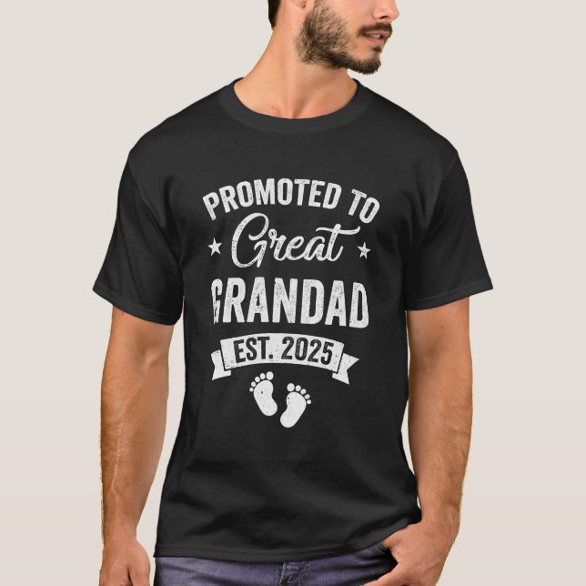 Promoted To Great Grandad Est 2025 Pregnancy Annou T-Shirt (Front)