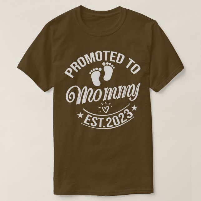 Promoted To Mommy 2023 Pregnancy Announcement Momm T-Shirt (Design Front)