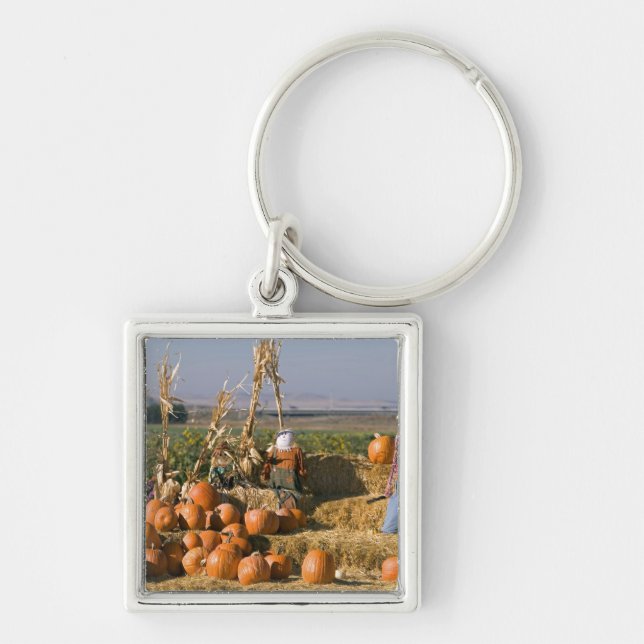 Pumpkin display with hay bales and scarecrows key ring (Front)