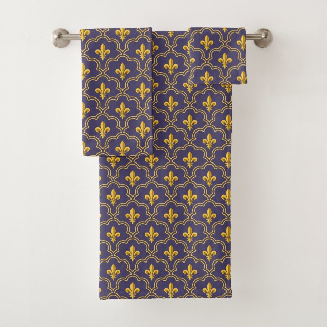 Purple and gold fleur-de-lys quatrefoil pattern bath towel set (Insitu)