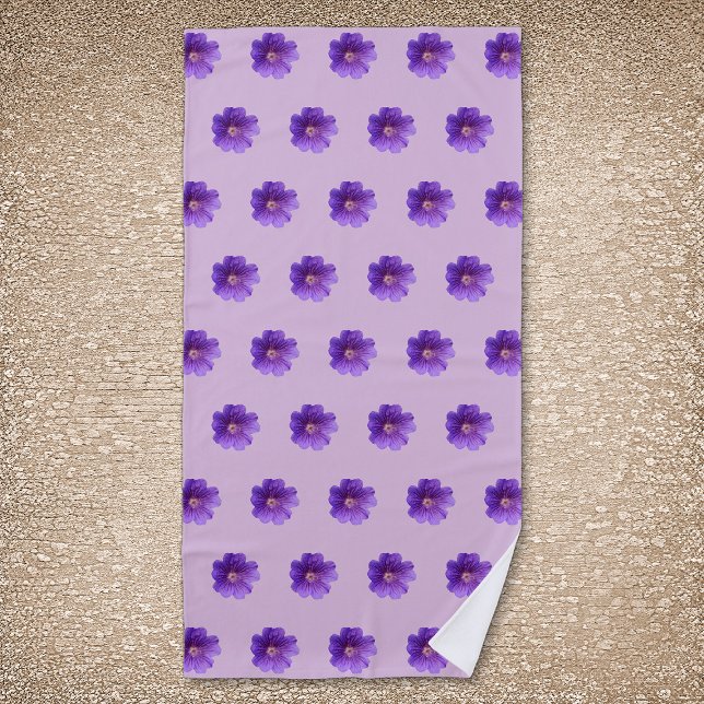 Purple Geranium Flower Seamless Pattern on Beach Towel (Purple Geranium flower seamless pattern on beach towel.)